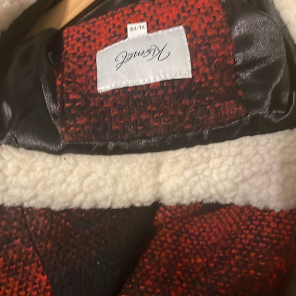 Never worn black/red polyester/wool vest - faux lamb collar and polyester lining - Picture 12 of 14